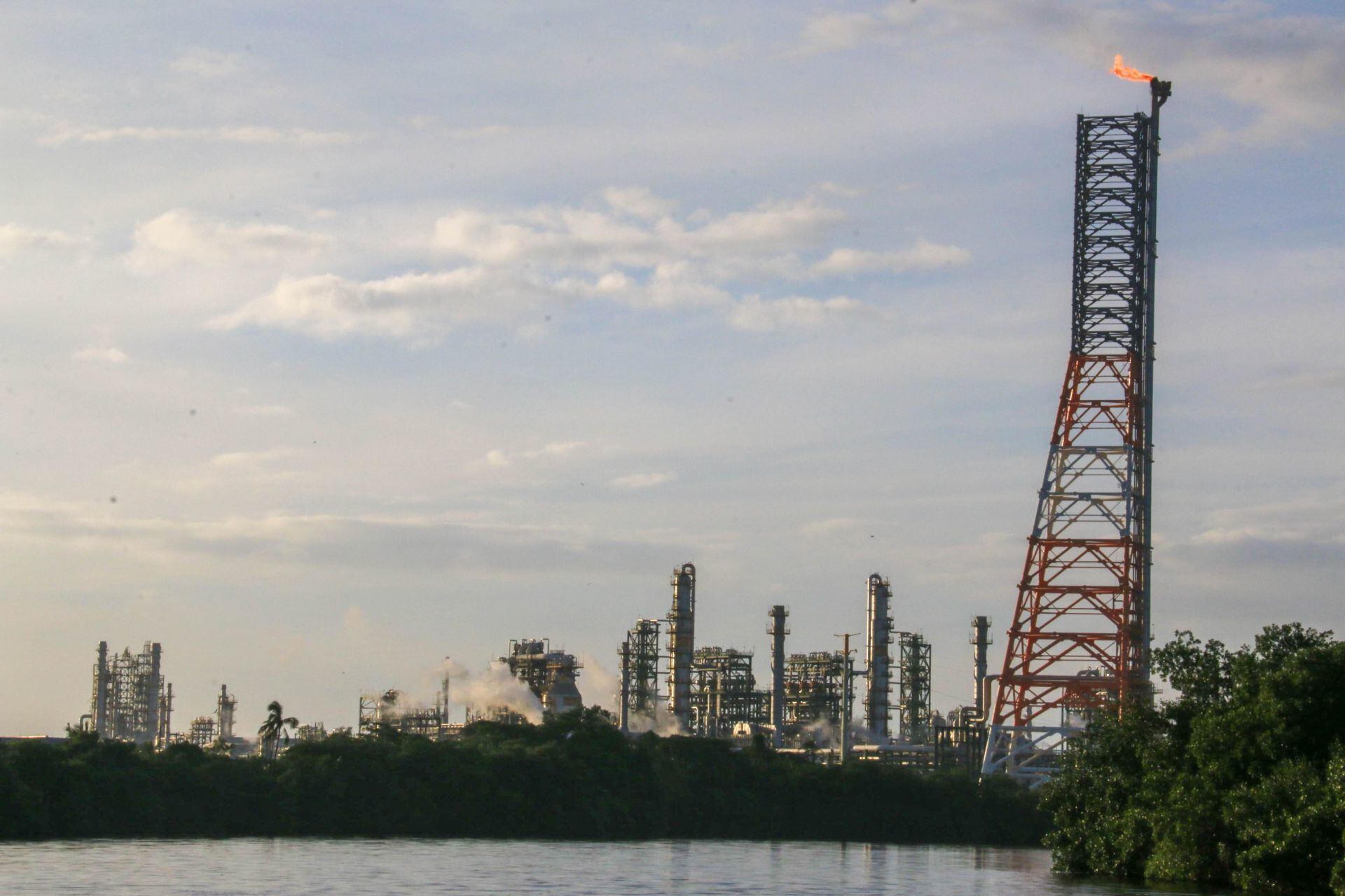 Declive en Producción y Exportación de Pemex Declive en Producción y Exportación de Pemex