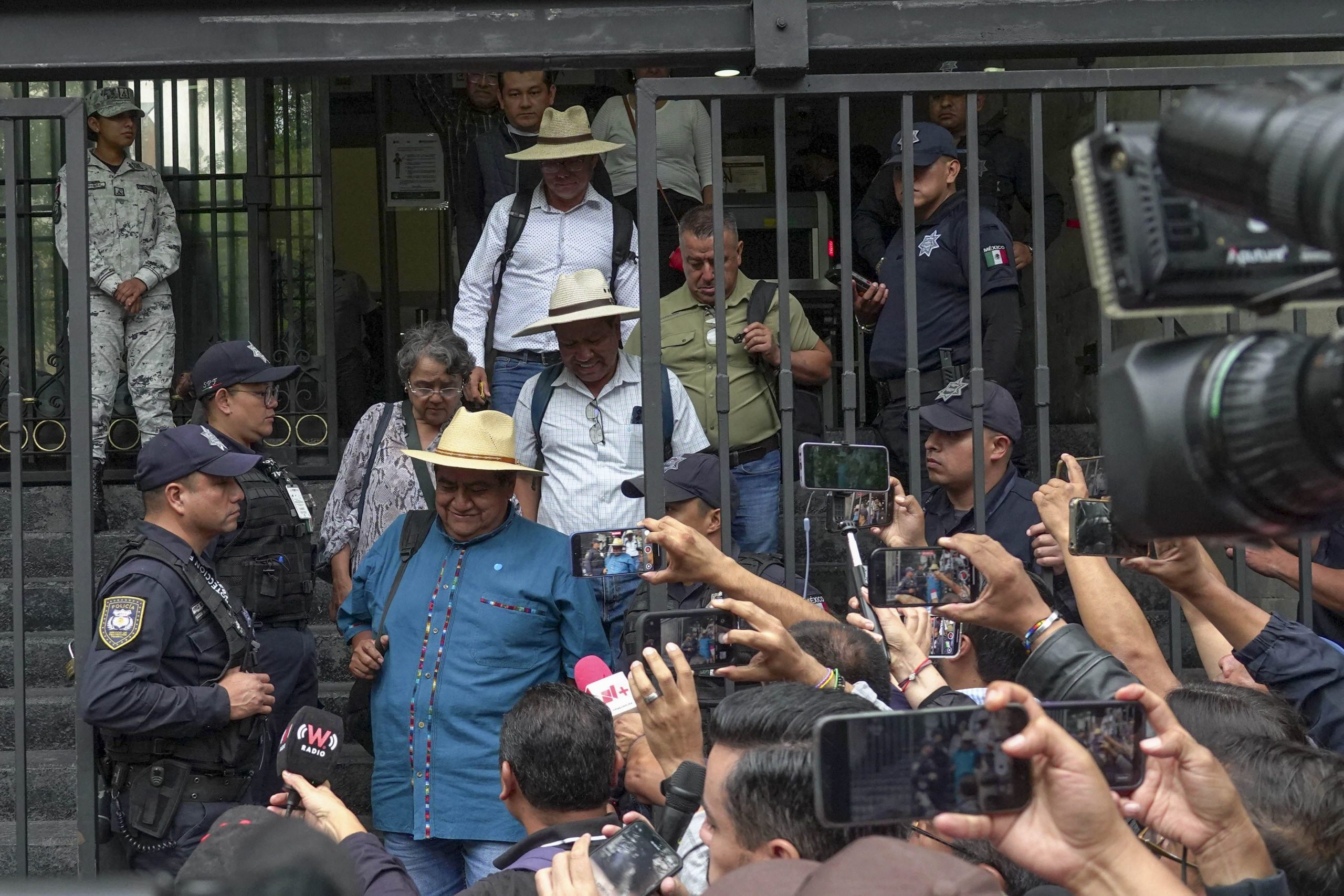 "Diálogo para Mejorar las Pensiones del ISSSTE y Propuestas Educativas"