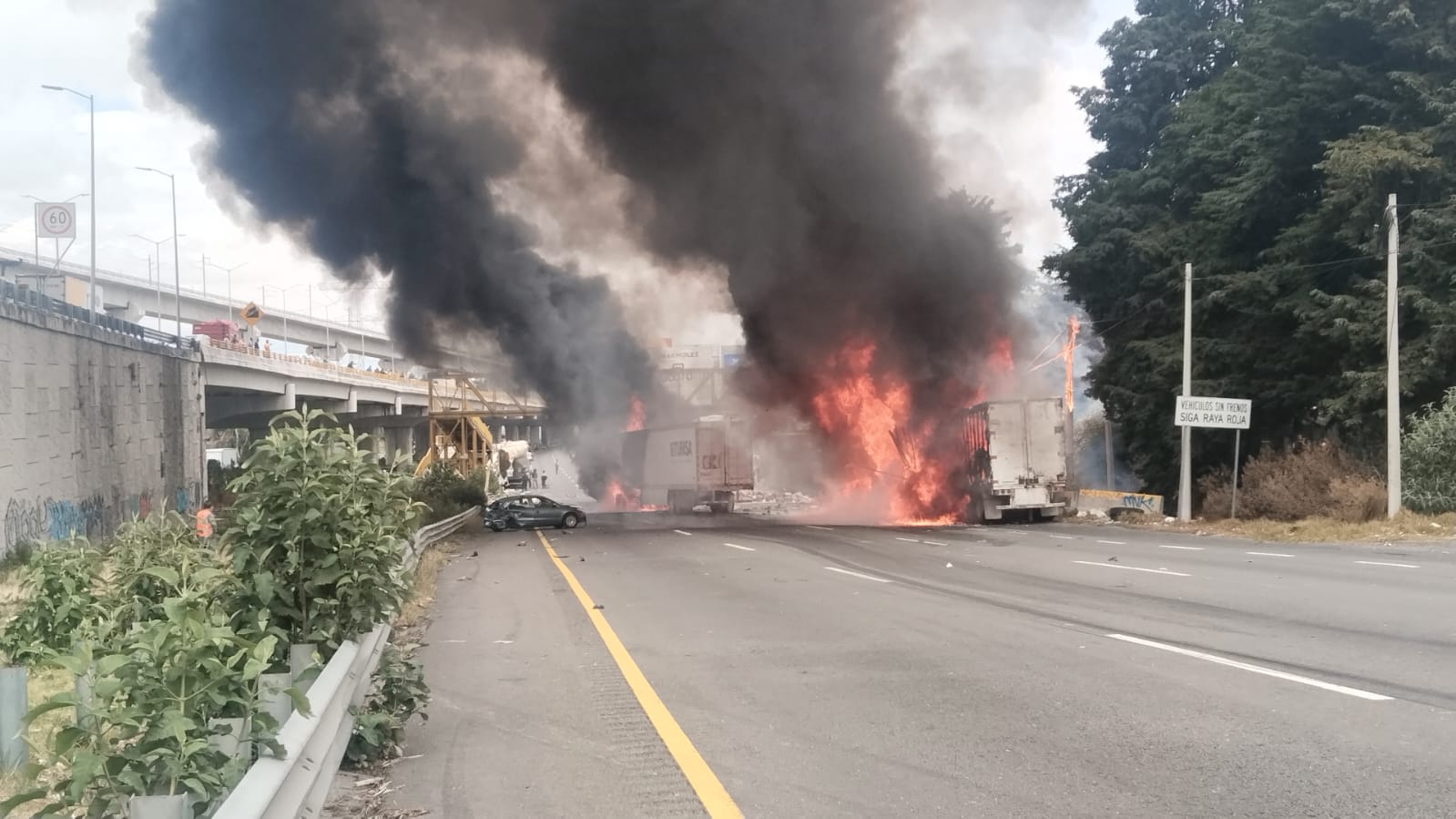 Incendio tras choque en la México-Toluca Incendio tras choque en la México-Toluca