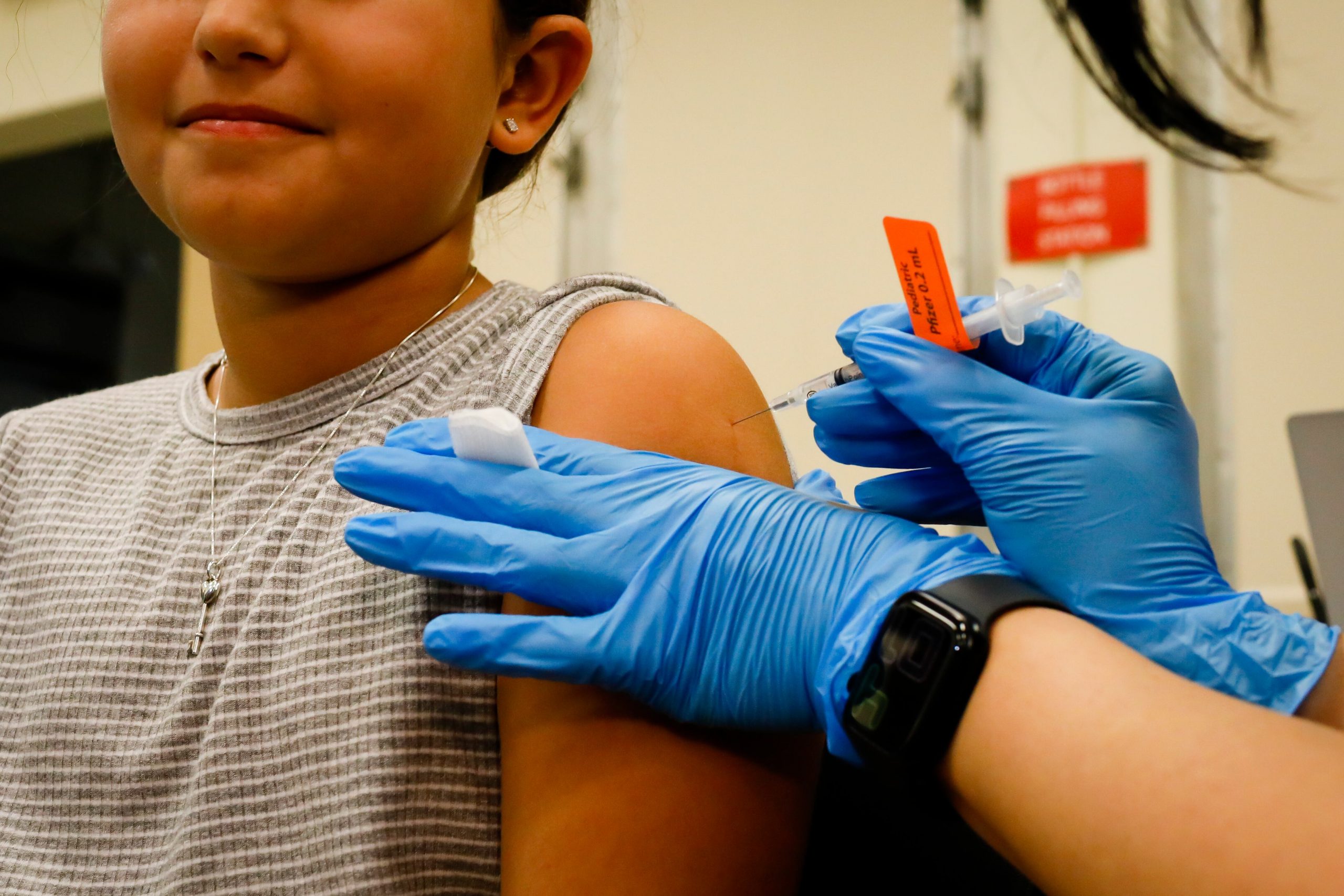 "Kennedy Jr. Revoca Recomendaciones de Vacunas COVID para Niños y Embarazadas"