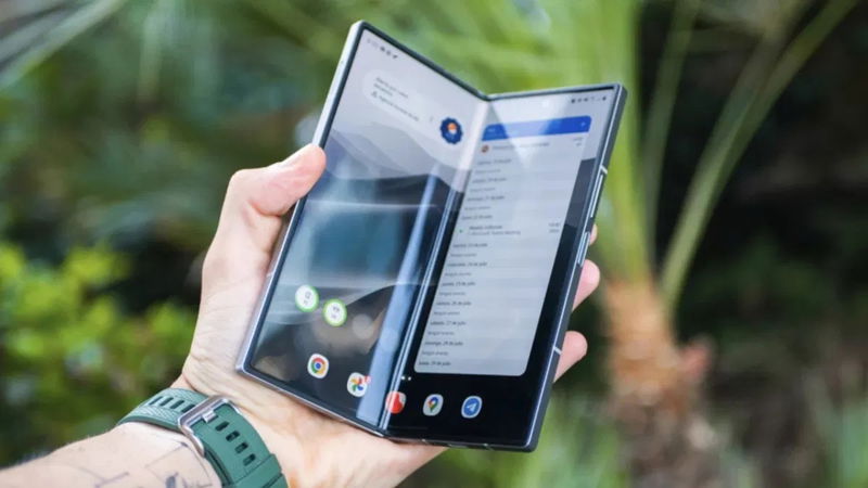 “Apple y Samsung: Desafíos del iPhone Plegable” "Apple y Samsung: Desafíos del iPhone Plegable"