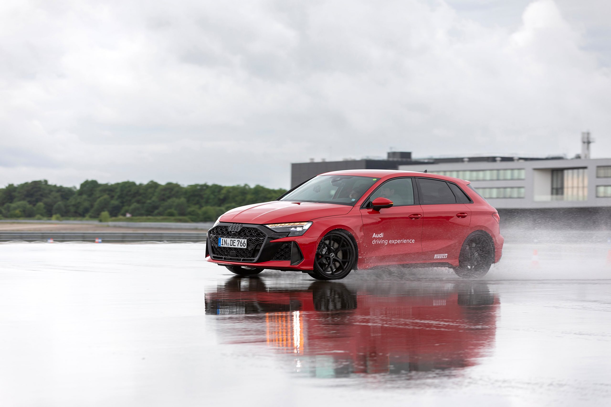 “Audi Driving Experience: Conquistar Pistas y Límites” "Audi Driving Experience: Conquistar Pistas y Límites"