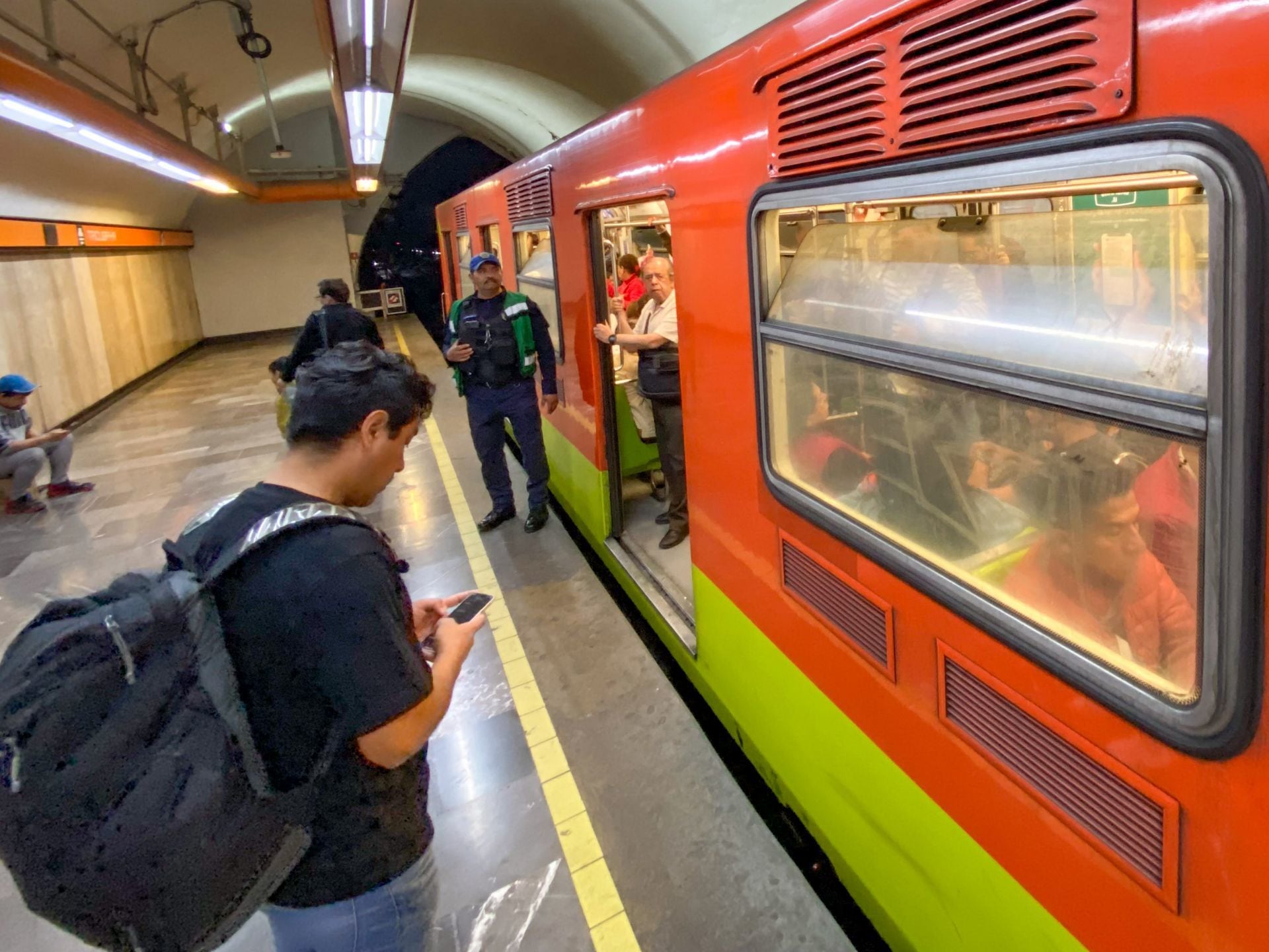 Caos en el Metro CDMX: Retrasos en Líneas 1, 7 y A Caos en el Metro CDMX: Retrasos en Líneas 1, 7 y A