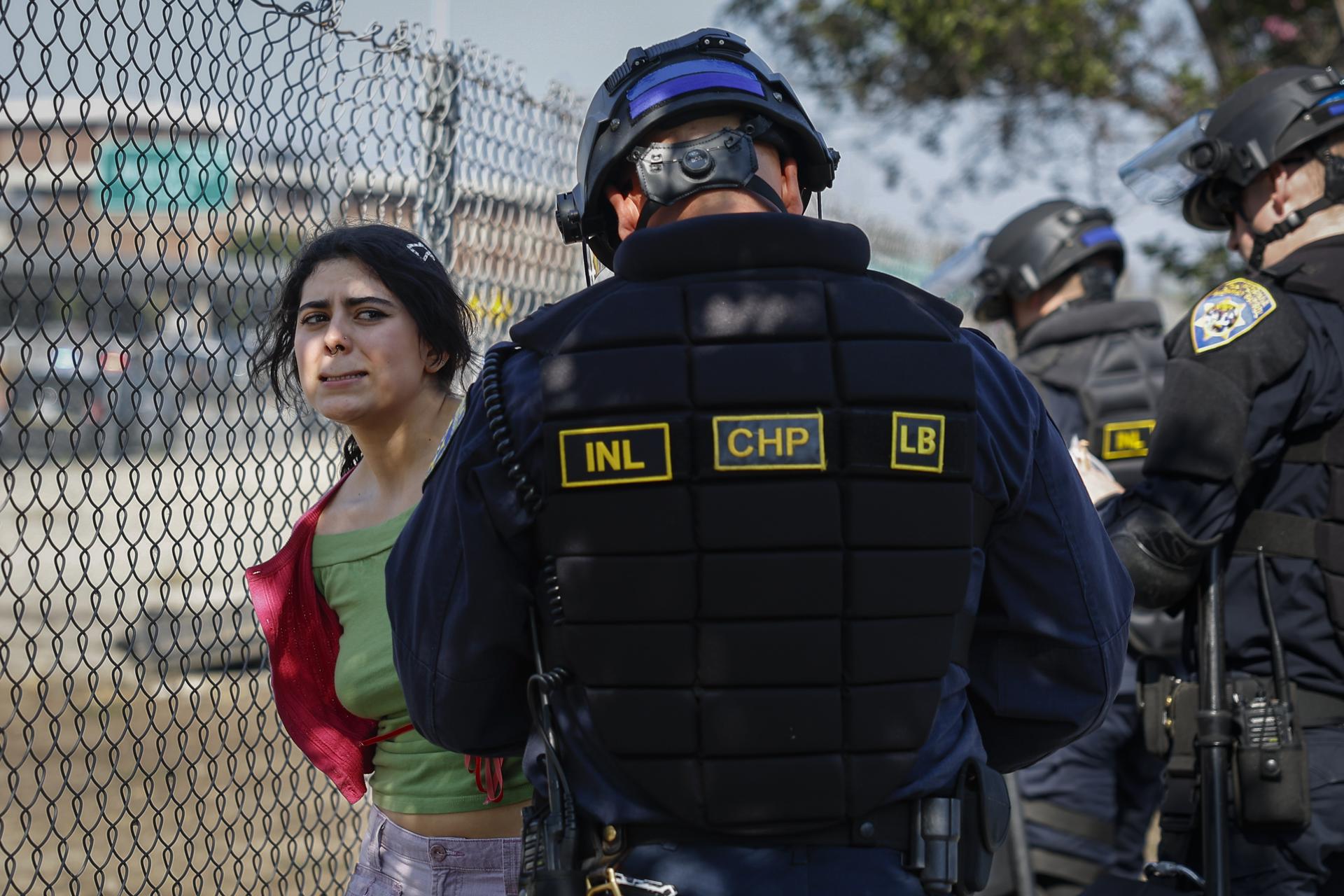 “Clandestinidad Migratoria: Un Ciclo de Vulnerabilidad y Explotación” "Clandestinidad Migratoria: Un Ciclo de Vulnerabilidad y Explotación"