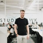 “De Sin Hogar a Empresario del Año: El Éxito de Harry Sanders” "De Sin Hogar a Empresario del Año: El Éxito de Harry Sanders"