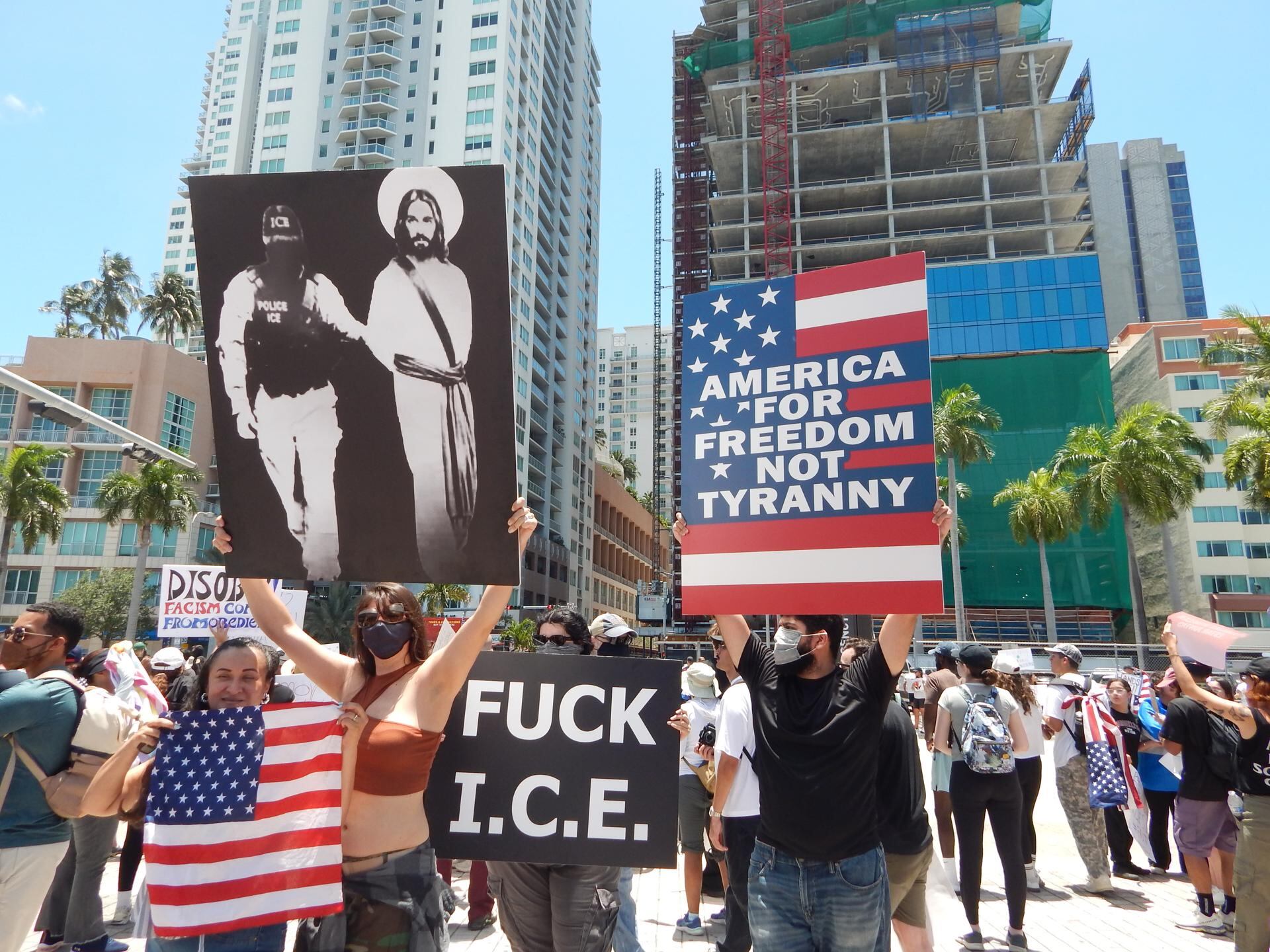 “Incertidumbre Global: Crisis Políticas y Económicas” "Incertidumbre Global: Crisis Políticas y Económicas"