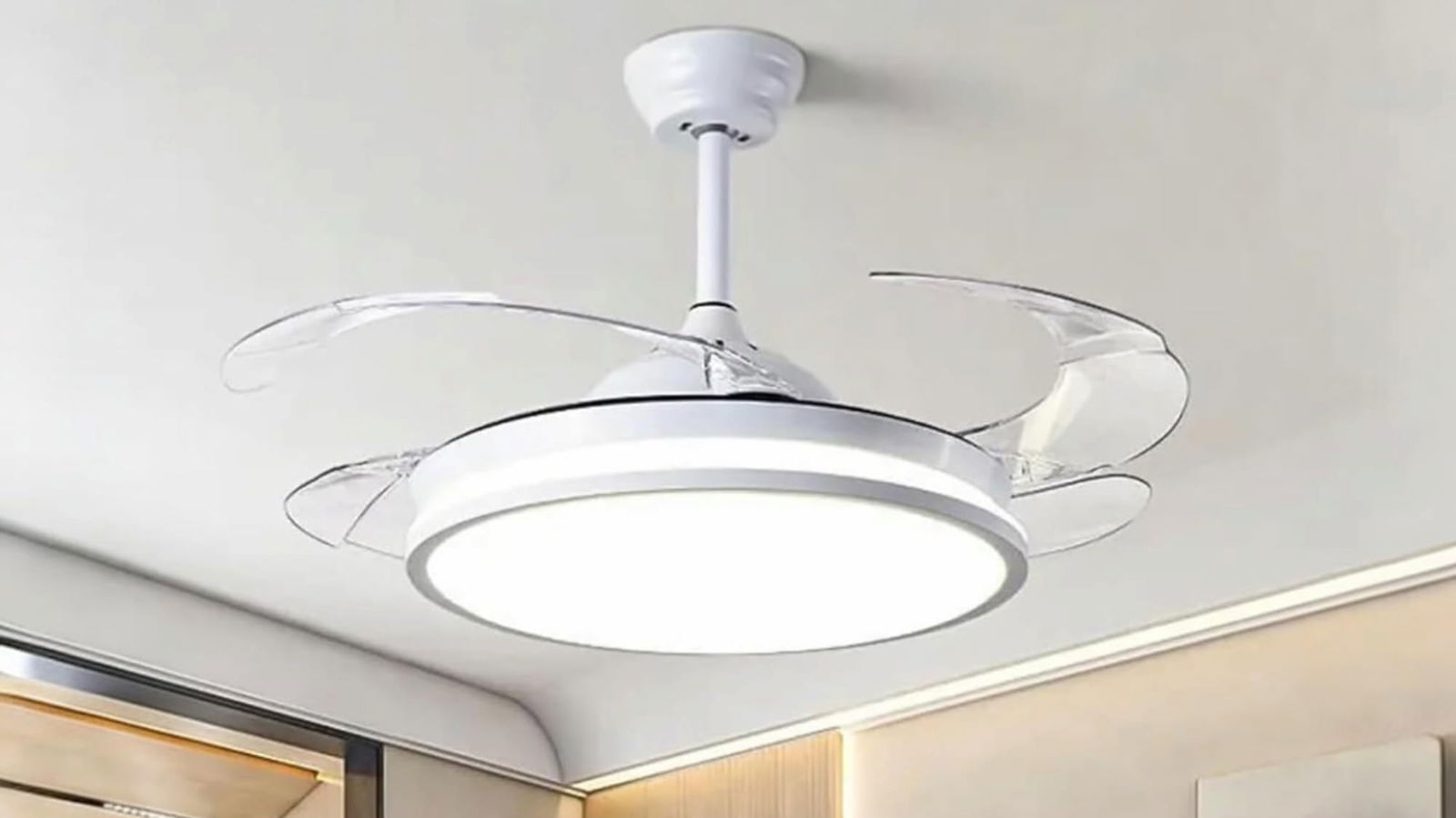 Este es un estupendo ventilador de techo que no puede faltar en casa durante el verano