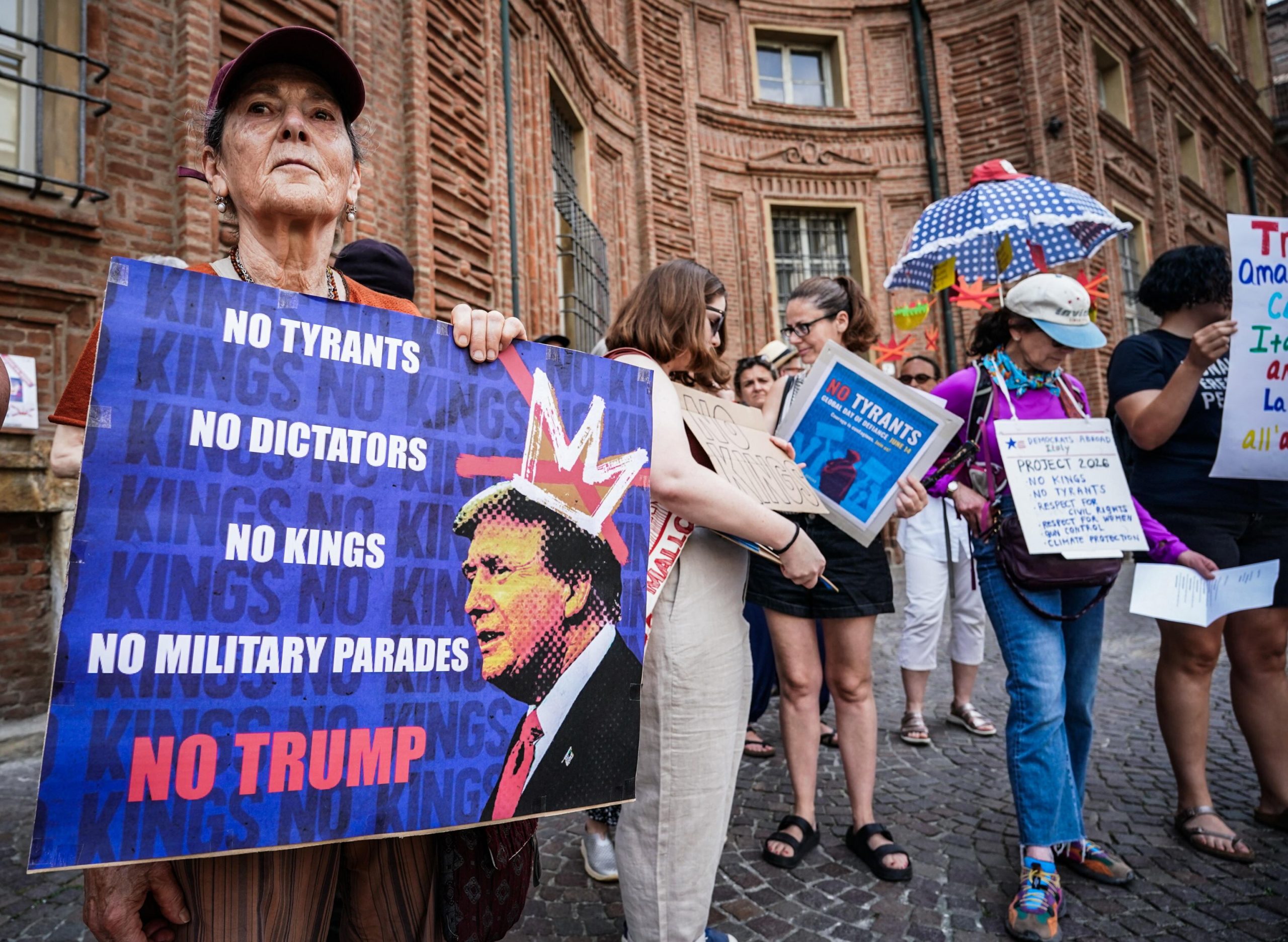 “Protestas Globales en Contra del Desfile de Trump” "Protestas Globales en Contra del Desfile de Trump"