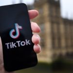 “Redes Sociales Desplazan a Medios Tradicionales entre Jóvenes” "Redes Sociales Desplazan a Medios Tradicionales entre Jóvenes"