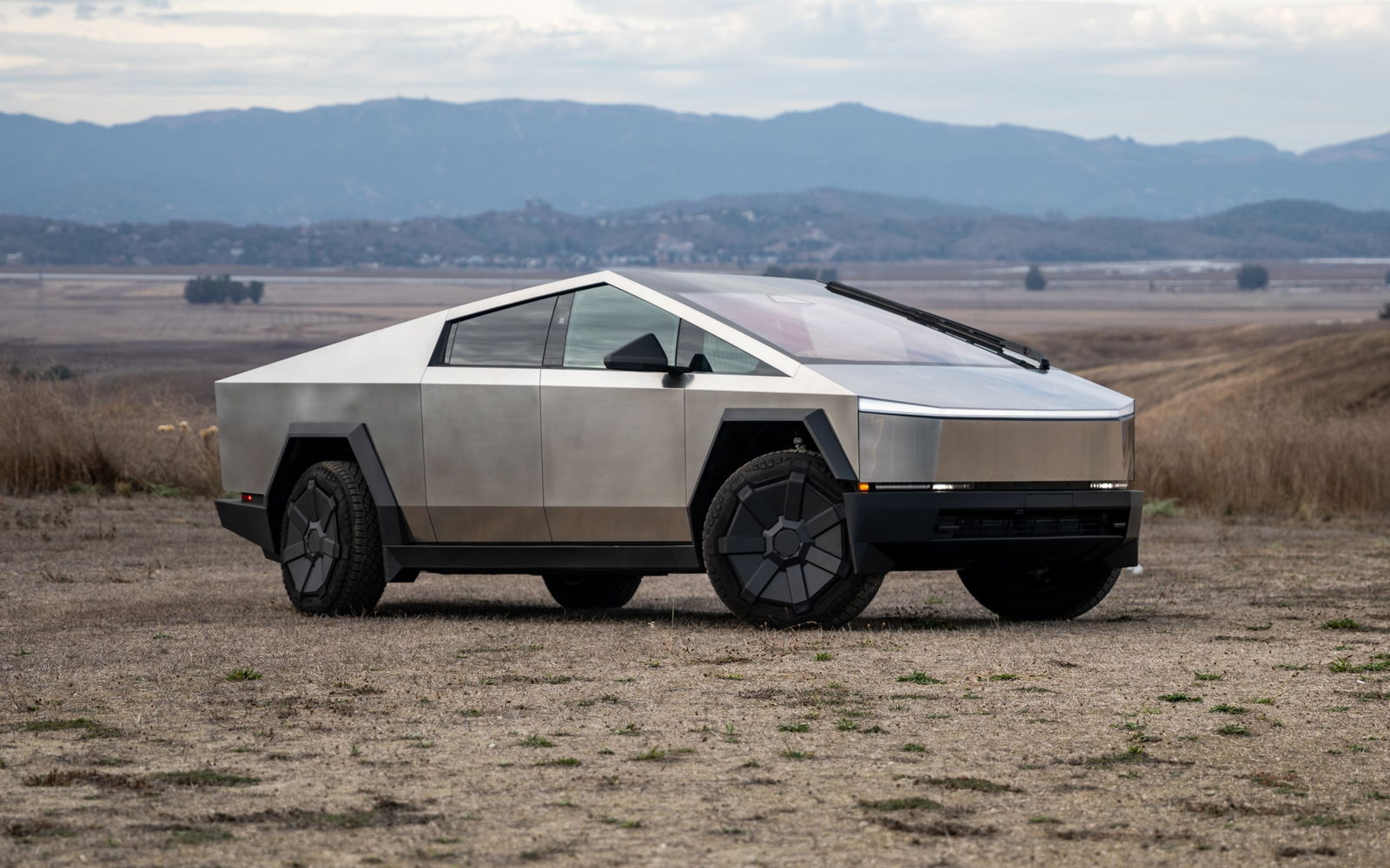 "Tragedia Mortal en Tesla Cybertruck: Fallos de Seguridad Bajo Fuego"