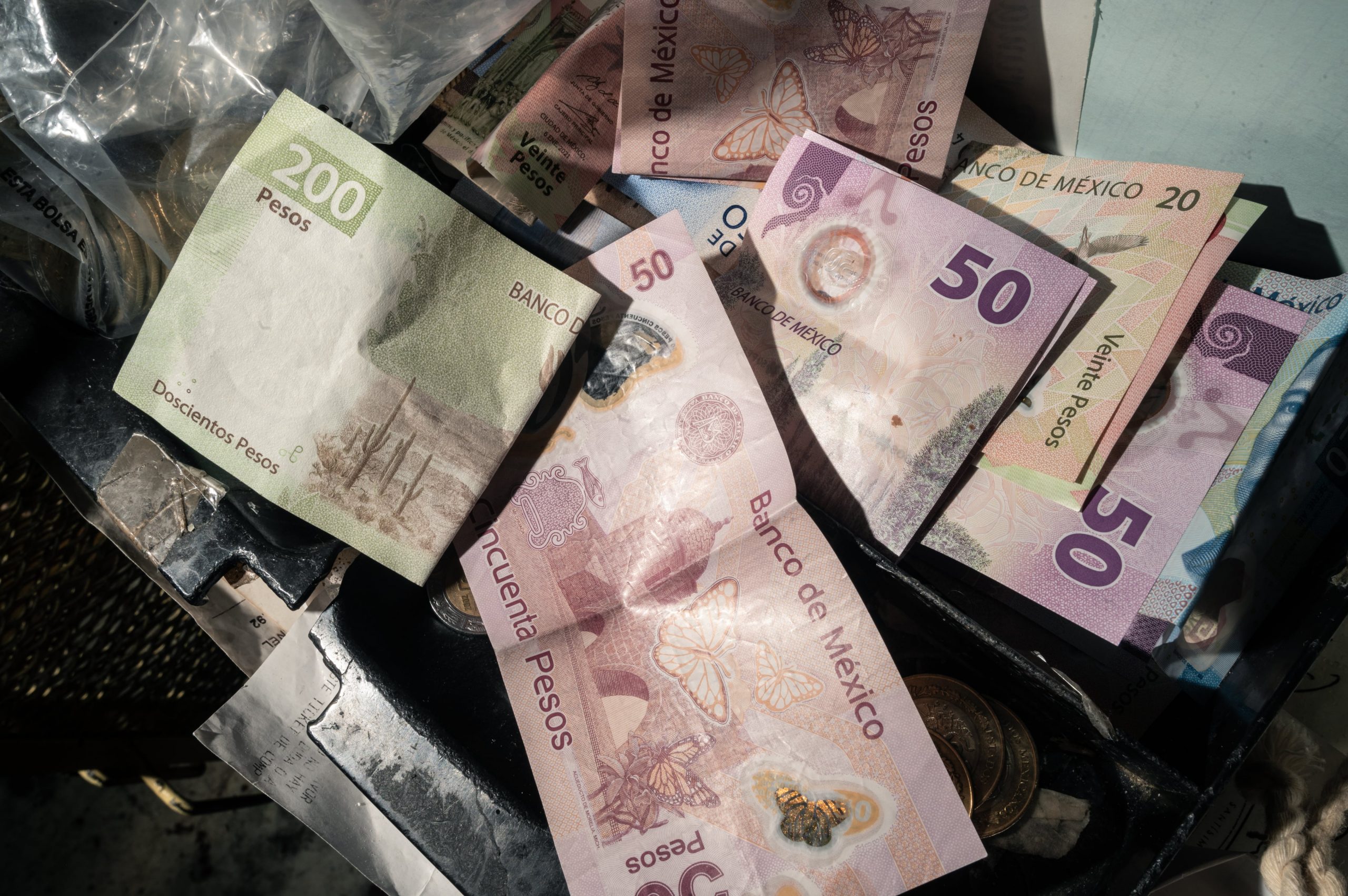 Crecen Ingresos Tributarios y Disminuye Gasto Público Crecen Ingresos Tributarios y Disminuye Gasto Público