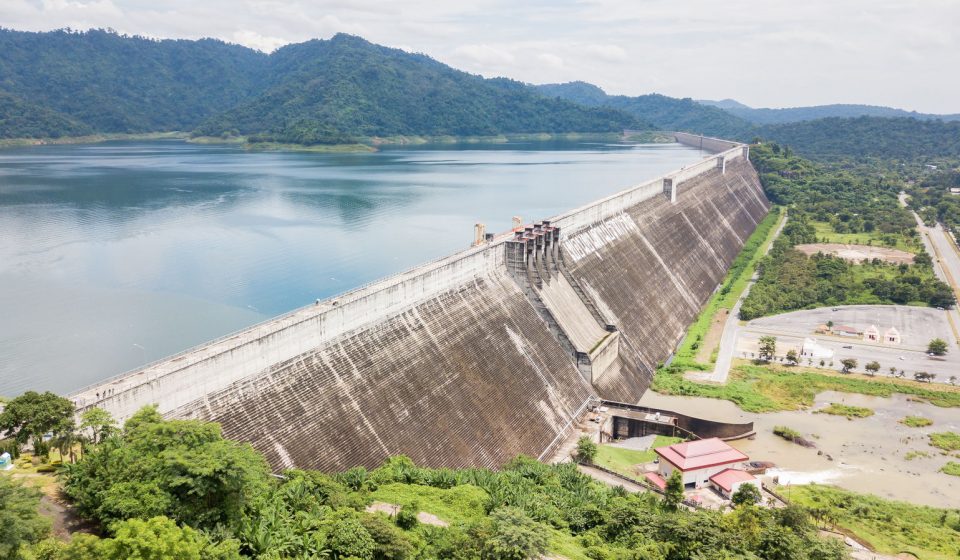 El impacto de las presas en el desplazamiento de los polos magnéticos El impacto de las presas en el desplazamiento de los polos magnéticos