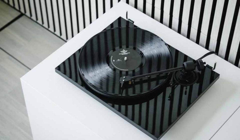 El Tocadiscos E1.2 de Pro-Ject: Sencillez Analógica para Amantes del Vinilo