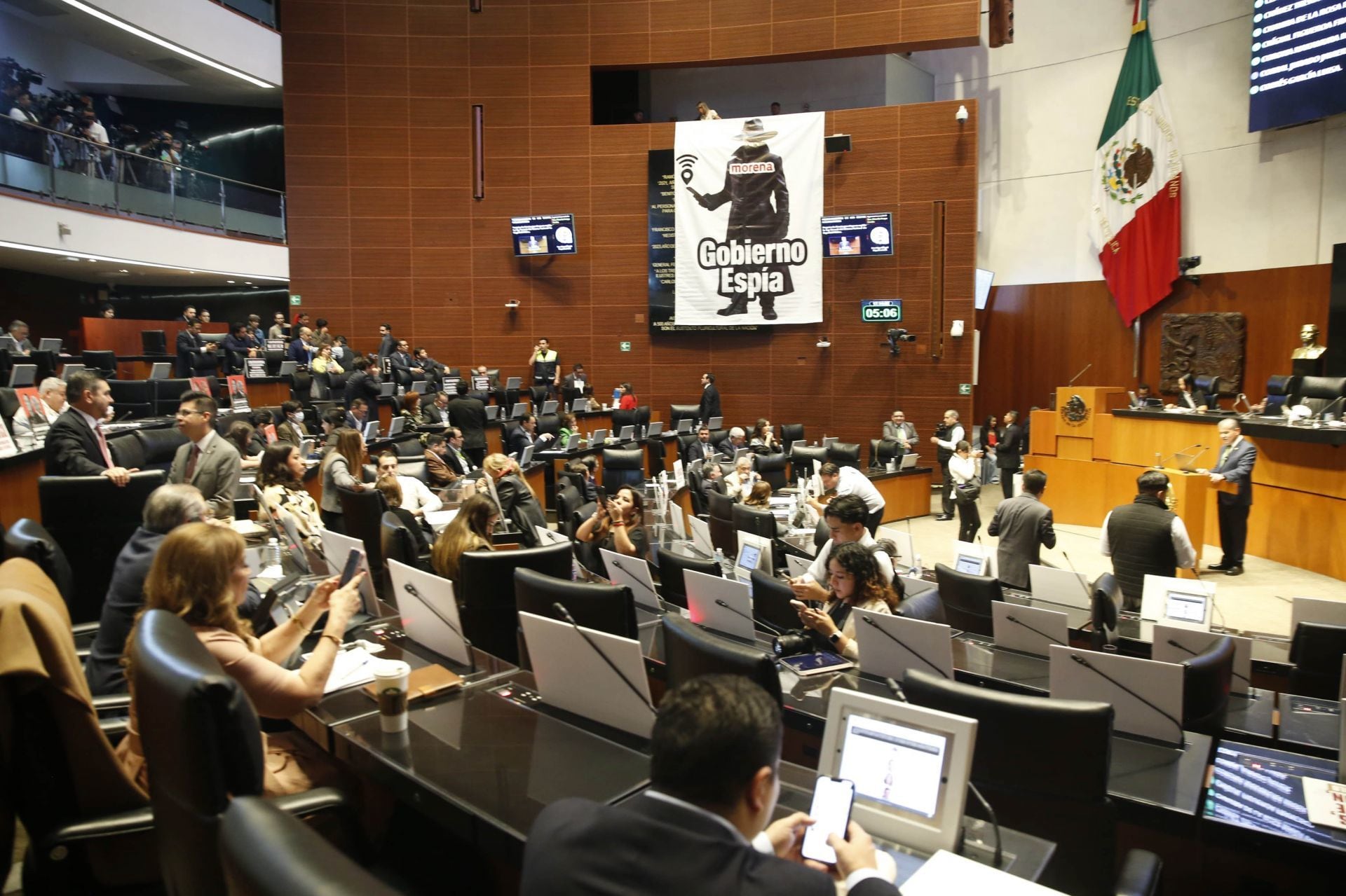 Neoautoritarismo y Crisis en México: Degradación Democrática y Estancamiento Económico Neoautoritarismo y Crisis en México: Degradación Democrática y Estancamiento Económico