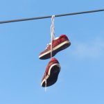 Significado Cultural de los Zapatos Colgados en Cables Significado Cultural de los Zapatos Colgados en Cables