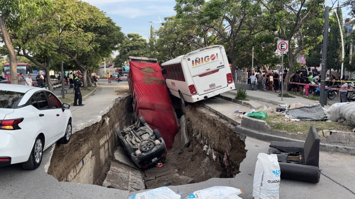 Socavón en Guadalajara Deja Cuatro Lesionados Socavón en Guadalajara Deja Cuatro Lesionados