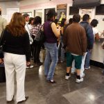 Taquillera del Metro CDMX se duerme en servicio y divide opiniones Taquillera del Metro CDMX se duerme en servicio y divide opiniones